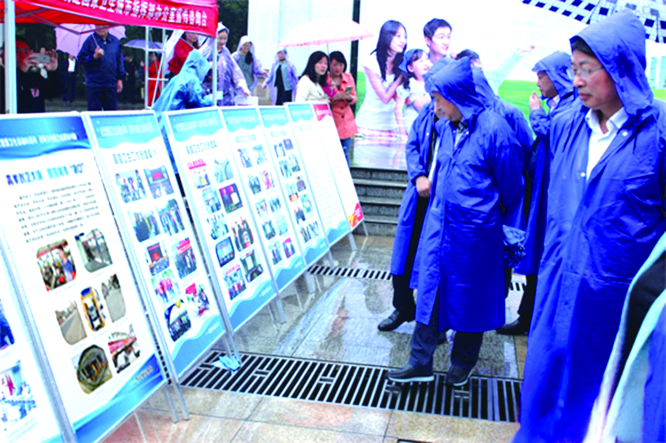 圖為市民冒雨在觀看我司圖文并茂創(chuàng)衛(wèi)成果展板。