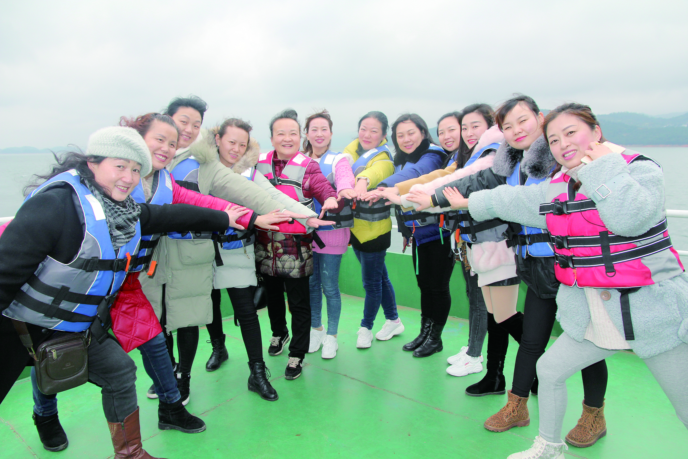 圖為女員工們?cè)谑难裕骸拔覟樯坳栂孢\(yùn)加油，我與邵陽湘運(yùn)共存。”  李高雄  攝影報(bào)道