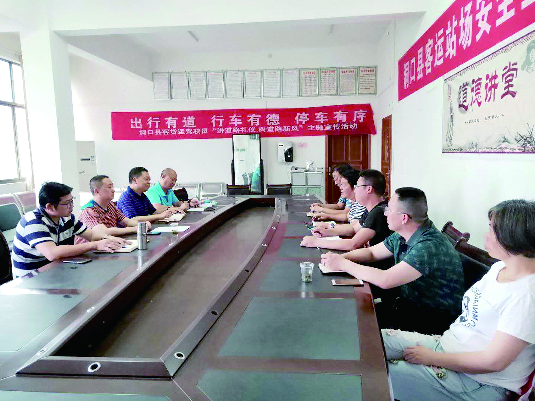 6月12日至13日，集團(tuán)公司董事、副總經(jīng)理唐新宇率辦公室、房產(chǎn)基建、企管部門負(fù)責(zé)人深入分公司就門面合同等事項(xiàng)進(jìn)行核查和清理，并對(duì)門面經(jīng)營(yíng)狀況調(diào)研。據(jù)悉，兩天時(shí)間核對(duì)門面合同144份。 ? 為切實(shí)加強(qiáng)企業(yè)內(nèi)部管理，集團(tuán)公司決定對(duì)全司門面管理開展清理，成立集團(tuán)公司門面清理領(lǐng)導(dǎo)小組以抓好此項(xiàng)工作。圖為唐新宇（左二）在洞口客運(yùn)分公司部署相關(guān)工作。 祖冠 攝影報(bào)道